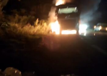 Carreta carregada de cerveja pega fogo e mobiliza bombeiros em Monsenhor Gil no PI