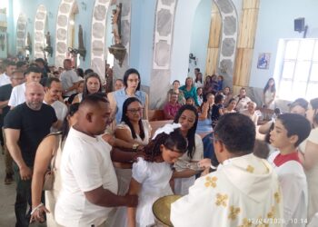 Igreja Matriz de Nossa Senhora do Livramento fica lotada durante batismo de 37 crianças em José de Freitas