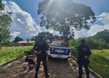 Dupla é presa por tráfico de drogas após perseguição e resistência à prisão na PI-111, em Lagoa Alegre