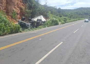 Caminhão tomba na PI-141 e deixa um morto no Sul do Piauí
