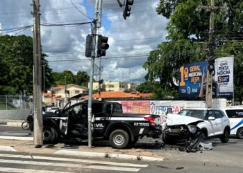 Colisão envolvendo viatura da Polícia Civil deixa delegado ferido em Teresina
