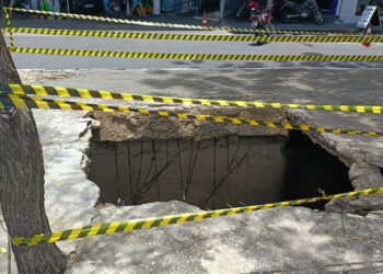 Motociclista e duas crianças caem em cratera após galeria ceder no Promorar, em Teresina