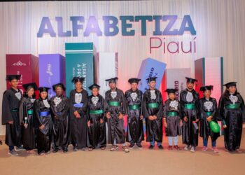 Mil adultos e idosos celebram alfabetização em solenidade do programa Alfabetiza Piauí em Teresina