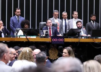 Câmara aprova em dois turnos fim da escala 6×1 com jornada máxima de 40 horas semanais