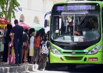 Trabalhadores paralisam ônibus em Teresina e cobram reajuste salarial de 12%