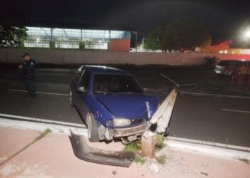 Motorista perde controle, derruba poste e quase provoca tragédia na Orla do Açude Grande em Campo Maior