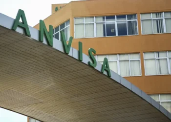 Anvisa determina recolhimento de lote de água mineral Crystal após identificação de bactéria