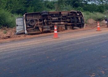 Van capota na PI-113, em José de Freitas, e deixa cinco pessoas feridas