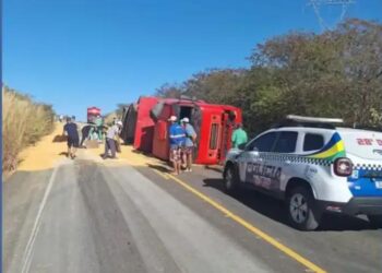 Caminhão carregado de milho tomba e interdita trecho da BR-324 em Canto do Buriti