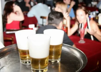 Imposto seletivo deve encarecer bebidas alcoólicas, refrigerantes e cigarros a partir de 2027