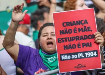 Senado anula norma sobre aborto legal em crianças vítimas de estupro