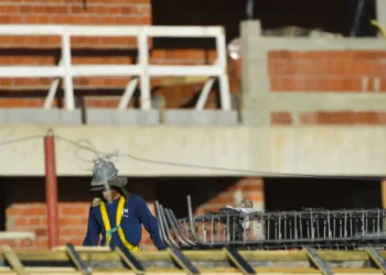 Construção empregou 2,5 milhões e pagou média de 2,1 salários mínimos