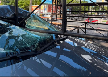 Carro colide com arquibancada montada para evento da PM na Avenida Marechal Castelo Branco, em Teresina