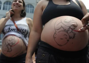 Fatores sociais e estruturais empurram mulheres para cesarianas