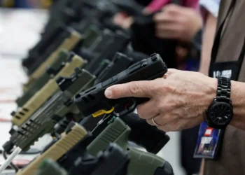 Ações pró-armas de Trump devem favorecer facções criminosas no Brasil