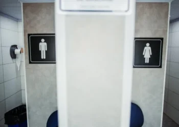 Prefeito de Teresina sanciona lei que restringe uso de banheiros femininos por mulheres trans