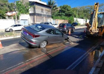 Carro afunda em buraco aberto por vazamento de água na Zona Sul de Teresina