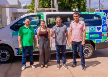 Saúde de José de Freitas amplia frota com nova van para transporte de pacientes