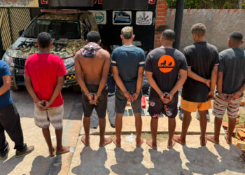 Oito suspeitos de matar jovem em José de Freitas são presos; polícia apreende armas, drogas e farda com manchas de sangue