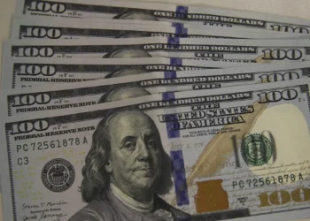 Dólar cai a R$ 5,13, e bolsa recua em dia de ajuste no mercado