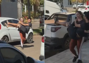 Mulher carrega marido no colo após ele quebrar o pé e cena viraliza nas redes sociais em Goiás