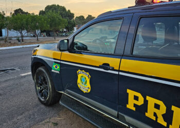 Carro sai da pista após colisão durante ultrapassagem na BR-343, em Piripiri