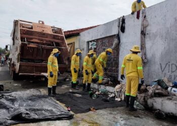 Após denúncia, força-tarefa retira mais de 300 m³ de resíduos de imóvel no Promorar e oferece assistência ao morador
