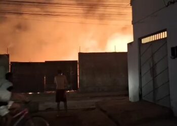 Incêndio atinge quadra de escola municipal na Zona Norte de Teresina