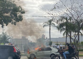 Carro pega fogo e fica parcialmente destruído em frente a shopping na Zona Leste de Teresina