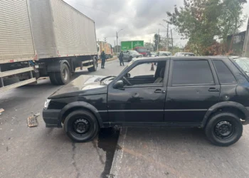 Motorista fica ferido após carro colidir com caminhão estacionado na Zona Sul de Teresina