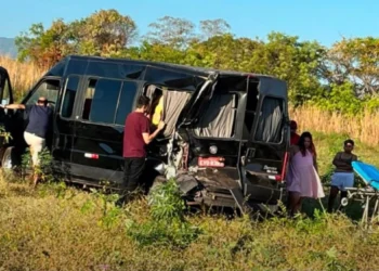 Adolescente fica ferido após colisão entre duas vans na BR-402, em Luís Correia