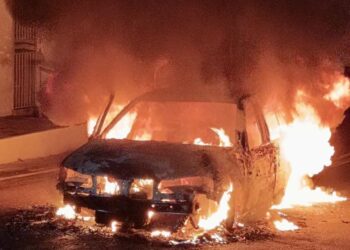 Carro fica completamente destruído após pegar fogo no centro de São Pedro do Piauí