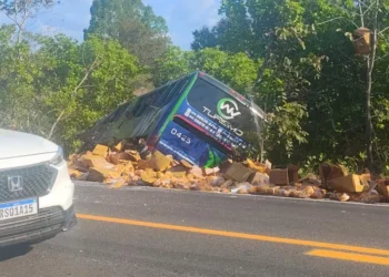 Cerca de 30 passageiros desembarcam antes de ônibus bater de frente com caminhão e deixar dois mortos na BR-316