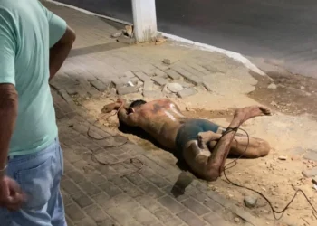 Homem entra em surto, causa danos em comércios e é imobilizado por populares na Zona Sul de Teresina