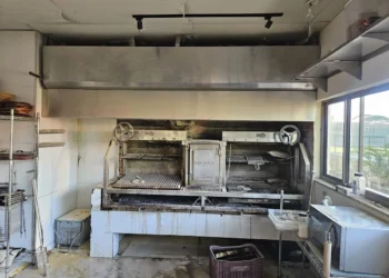 Chamas iniciadas em churrasqueira atingem teto e dutos de restaurante em Teresina