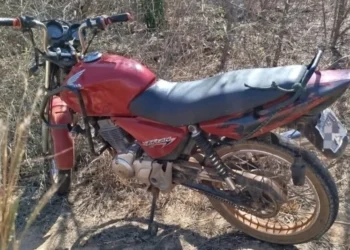 PM recupera moto furtada escondida em matagal e prende suspeita em Barra D’Alcântara
