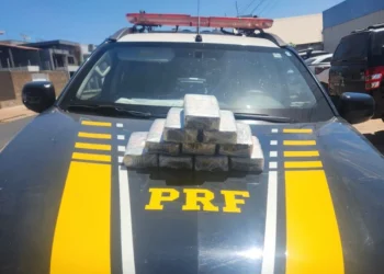 PRF prende homem com mais de 10 kg de pasta base de cocaína dentro de carro na BR-316, em Picos