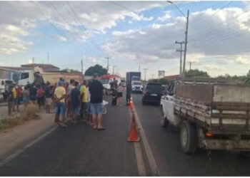 Homem morre após moto bater em carreta na BR-407, no Sul do Piauí