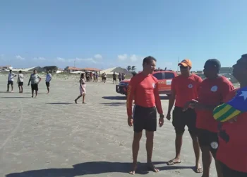 Jovem desaparece após salvar namorada de afogamento em praia do litoral do Piauí