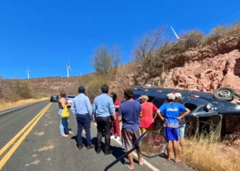 Van com cerca de 10 passageiros tomba na Ladeira de Simões