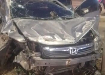 Carro fica destruído após bater na traseira de carreta na BR-316, em Teresina