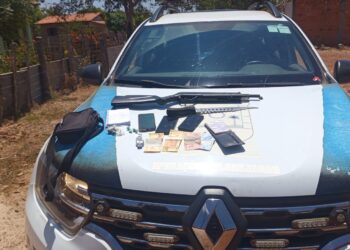 Homem com medida protetiva é preso por violência doméstica e PM apreende arma e drogas em José de Freitas