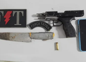 Adolescente é apreendido com arma artesanal, faca e munição durante ação da PM em Timon
