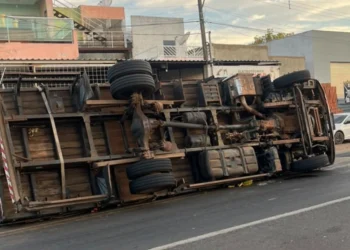 Caminhão carregado de frutas e verduras tomba no trecho urbano da BR-230, em Oeiras