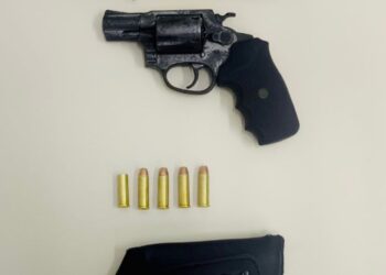 Homem ameaça companheira com revólver, ela tenta tomar arma e ele acaba baleado em Teresina