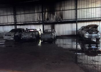 Fogo atinge veículos durante incêndio em oficina na zona Leste de Teresina