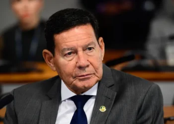Hamilton Mourão é o único senador a votar contra o fim da escala 6×1