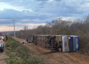 Tombamento de ônibus na PI-141 deixa passageiro com escoriações em São João do Piauí