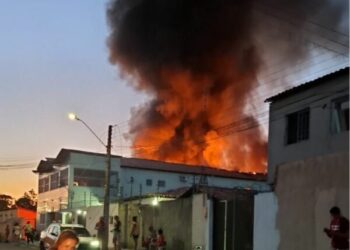 Incêndio em galpão de recicláveis danifica casas e kitnets na zona Sul de Teresina