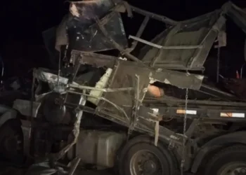 Carreta tomba em ladeira entre Uruçuí e Ribeiro Gonçalves e deixa casal gravemente ferido